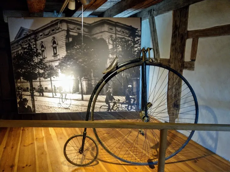 展出浪漫主義與威廉二世時期之間班堡的資產階級(1850-1888年左右的家具、樂器、器皿、設備、紡織品和珠寶等收藏)