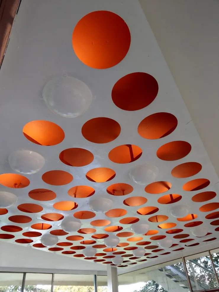 打燈的橘紅色天花板