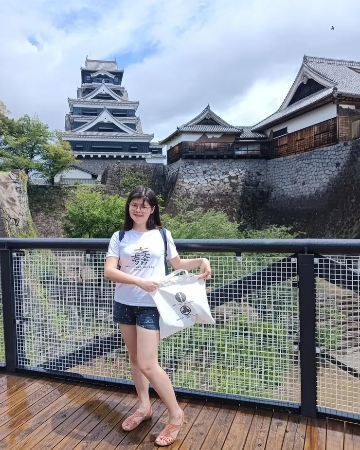 加藤清正是「日本三大名城」之一——熊本城的修建者，也是豐臣政權中武官的代表人物。圖為筆者今年七月造訪熊本城時，穿著石田三成家紋的T恤與熊本城合影。