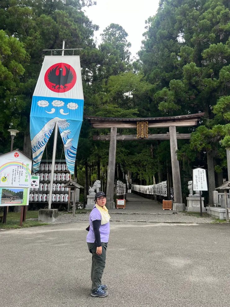 走到本宮大社已經夠累，又在參道樓梯折返跑好幾次我臉已垮。而且我那時候一直糾結還有大齋原的章還沒蓋，巴士末班車已經要來了