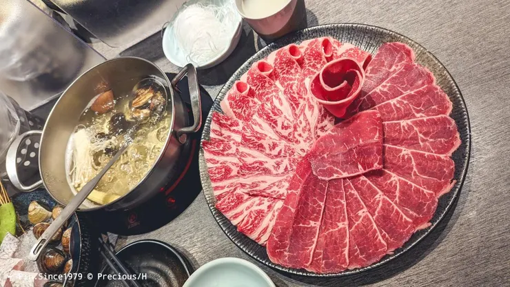 在地土雞湯底 / 肉盤花：板腱牛&牛小排，菜盤換的牛小排不少耶！