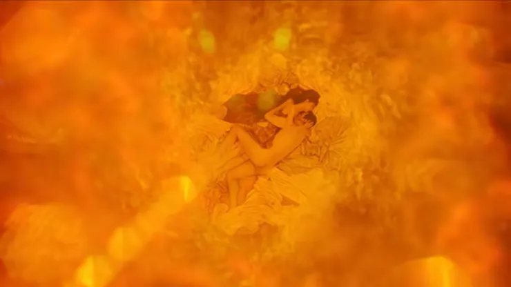 唯美的幻影配合優美的音樂，讓結尾十足浪漫。（Source : Netflix。）