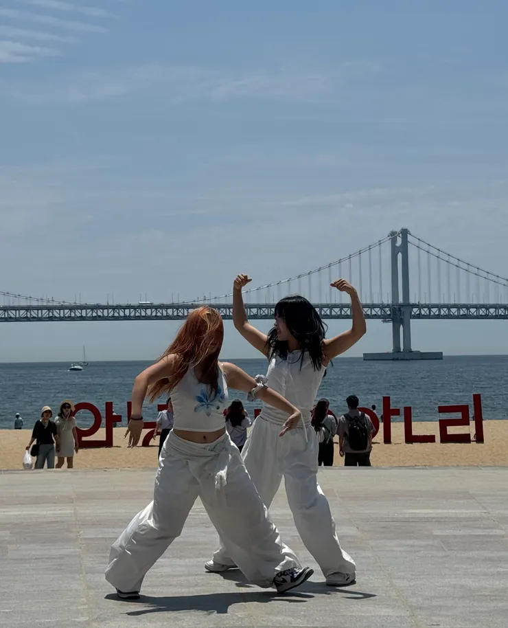 釜山女子大學學生應邀為舞蹈節宣傳演出。（攝影/羅苑韶）