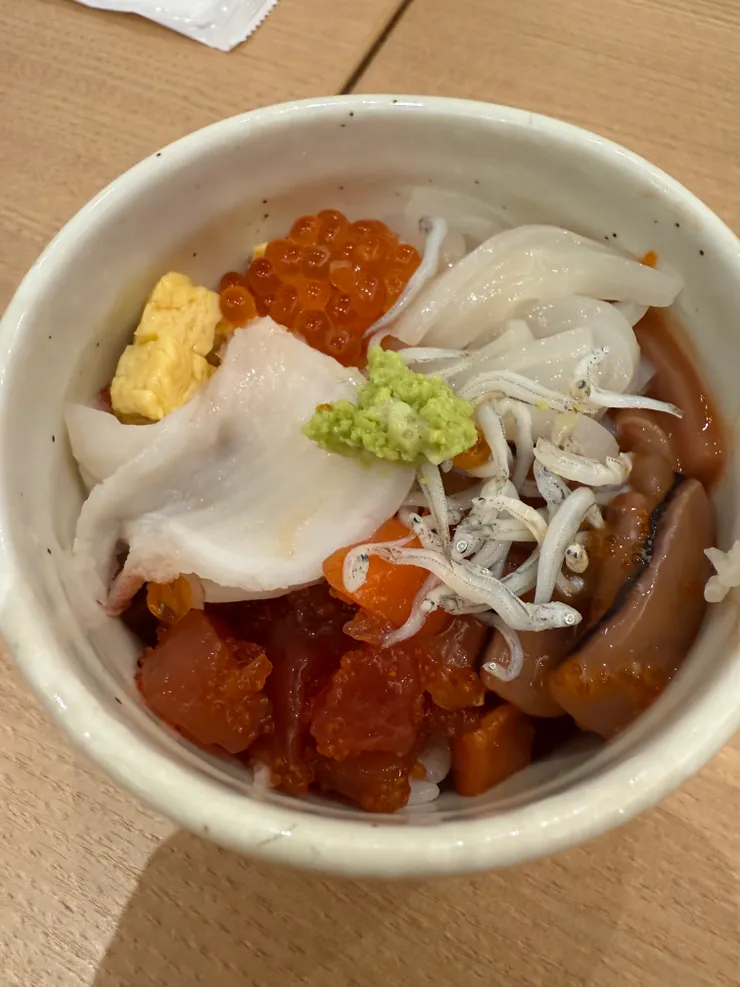 飯店裡自己做的海鮮丼，北海道的海鮮就是新鮮好吃