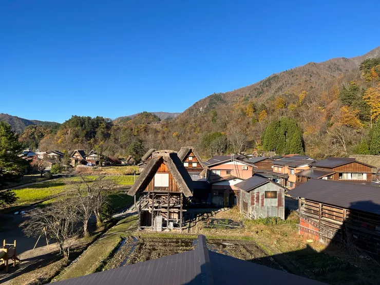 二樓窗戶的風景，左邊拍到一點點遊樂器材