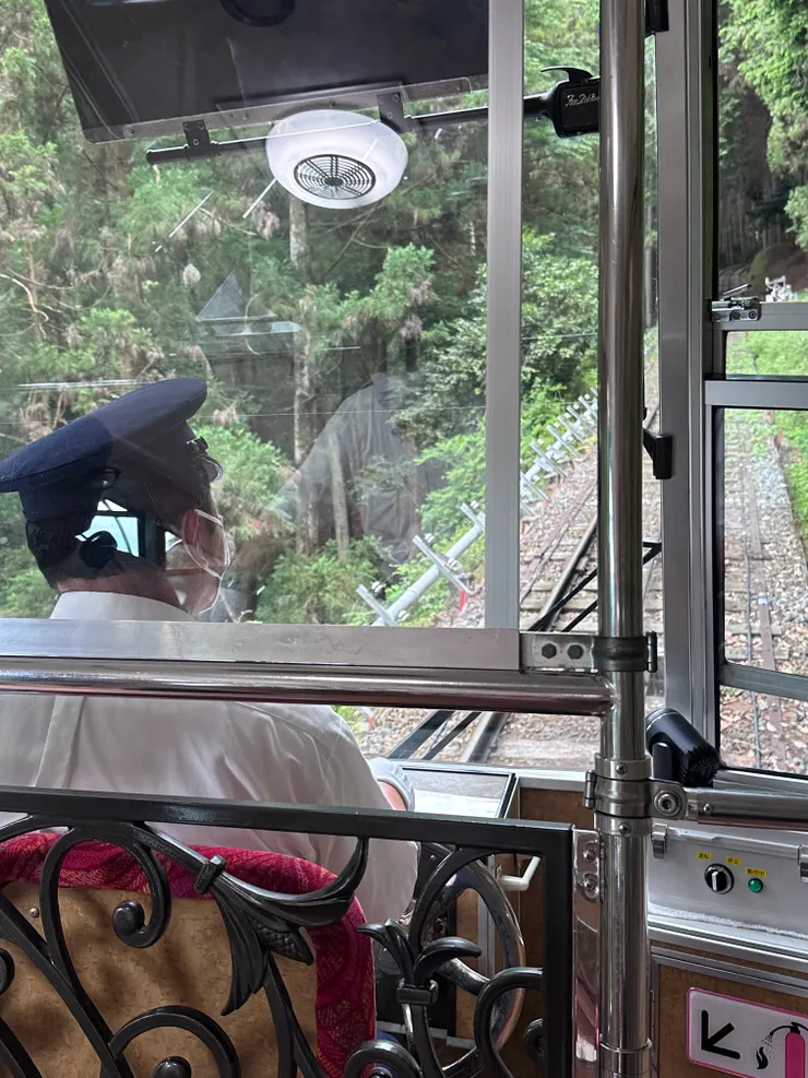 盡責的鐵道員，每到一個地方，都會比手勢仔細確認，剛開始我還以為他是叫我看哪裡的風景，結果是我想太多了😂，人家只是在認真工作