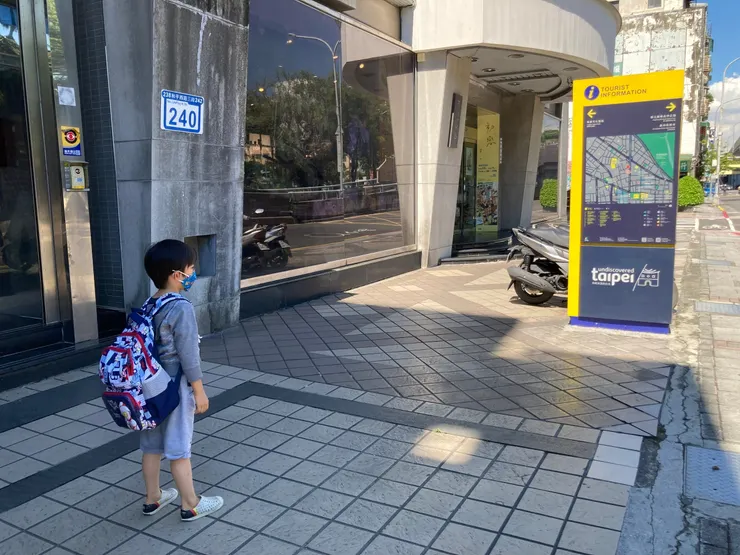 時報本鋪位於台北萬華龍山國民小學對面。