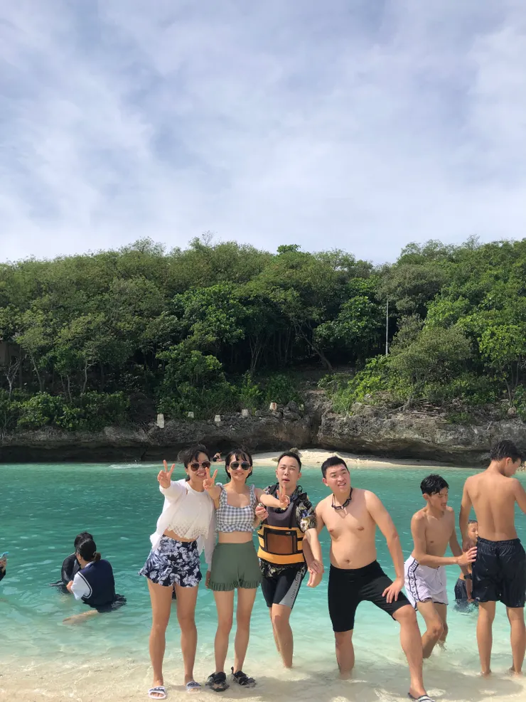 Coco到底在幹嘛好好笑,圖片後面有一個島,我和coco原本要一起游去那裡,結果那個水太深了,我跟本踩不到地板,就一直壓他😂結果他被海膽的針刺到腳底板,于辰也是;導遊說用尿滴在腳上,針就會跑出來,因為針是溫的,可惜大家都沒尿。