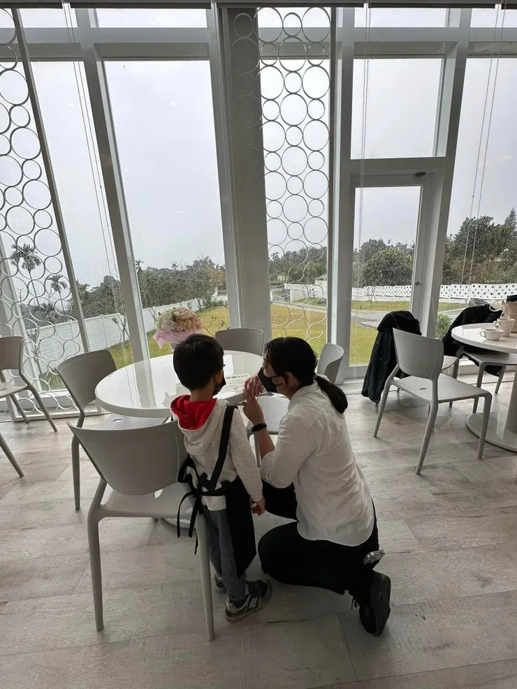 站在孩子的高度的對話是種友善。