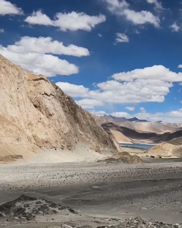 遠方那片藍色就是班公錯!