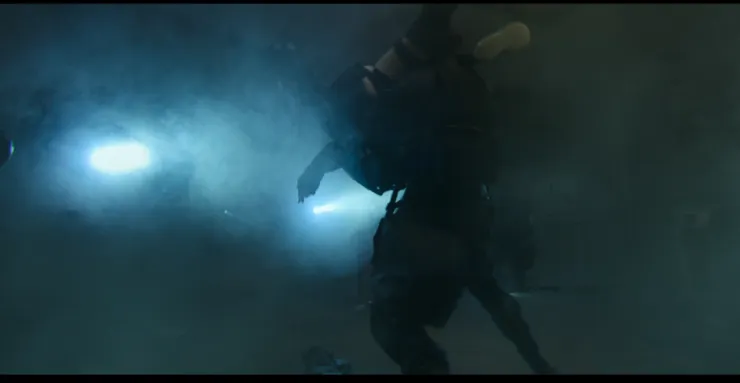  展現華麗絞技與射擊技巧的敏慧。也……順道展現了美腿，太香了啊（毆）。（Source：Disney +。）