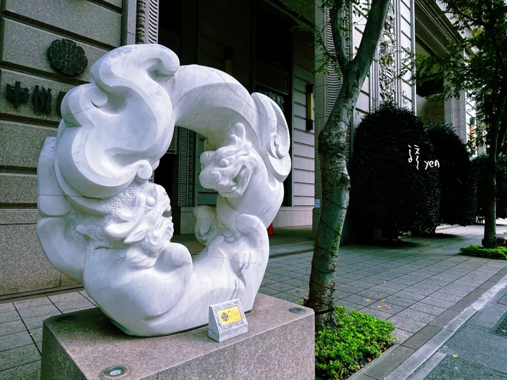 龍年將至，大樓騎樓下的龍型雕塑非常應景