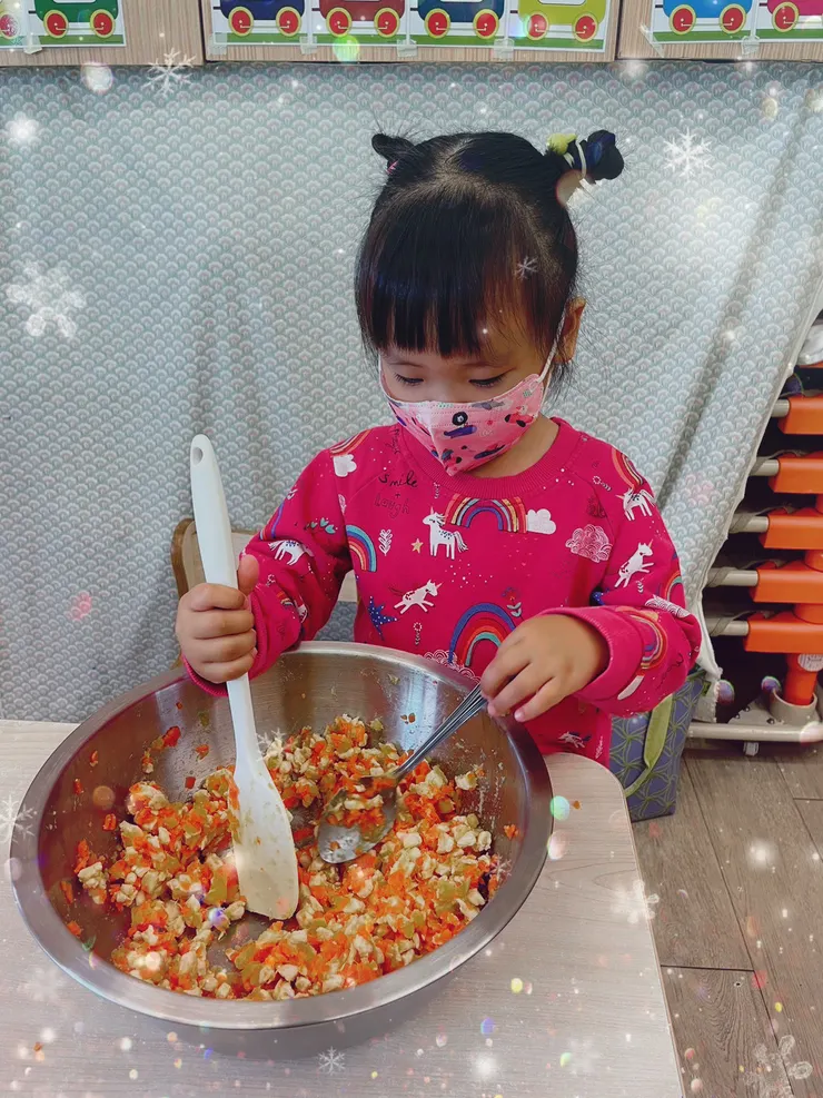 很認真在攪拌食物的小乖。三歲的小腦袋瓜裡常常有著我異想不到的好點子。