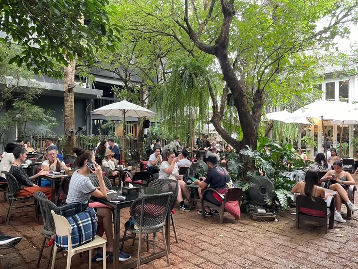 在室外用餐，很有度假感