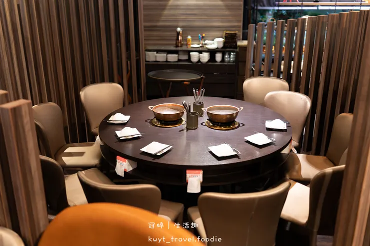 [高雄左營火鍋餐廳]銅花精緻涮涮鍋，火鍋界的LV！整隻龍蝦與A5和牛的奢華約會，專人桌邊服務，左營約會餐廳推薦，附最新菜單