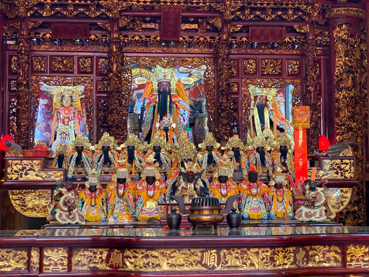 忠順廟主祀「保儀大夫」。並供奉「觀音佛祖」、「玉封尊王」，龍側偏殿奉祀「關聖帝君」、「斗姥星君及太歲星君」、虎側偏殿配祀-「地藏王菩薩」、「福德正神」。