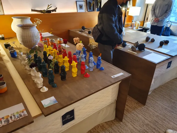 有藝廊直接在床上架高展示版以置放作品，這類做法至少之前看展沒看過，某方面來說也因此客服既有物件的展示限制，讓展覽品項更為豐富。