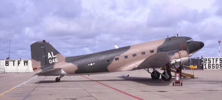 美軍當時裝備的EC-47信號情報偵察機，機體上方和下方都有機載無線電側向(ARDF)天線，收到訊號後偵察機從多個方向反覆測量信號變化，就能通過三角定位大概推算發信地點；當然，這套設備也可以直接監聽信息內容，但由於精通越南語的專家供不應求而很少有這條件。但相對的，北越和蘇聯顧問也會通過監聽美軍航空管制無線電判斷此時空中有什麼樣的軍機在運作並藉此擬訂反制措施，比如電磁靜默。