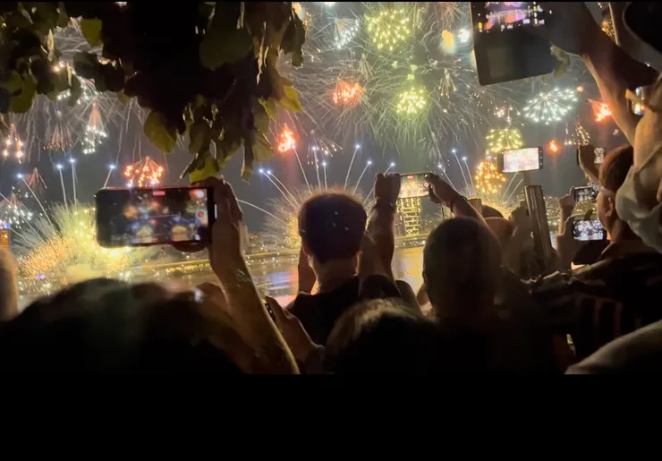 大樹旁剩下小小看得到煙火和河的畫面