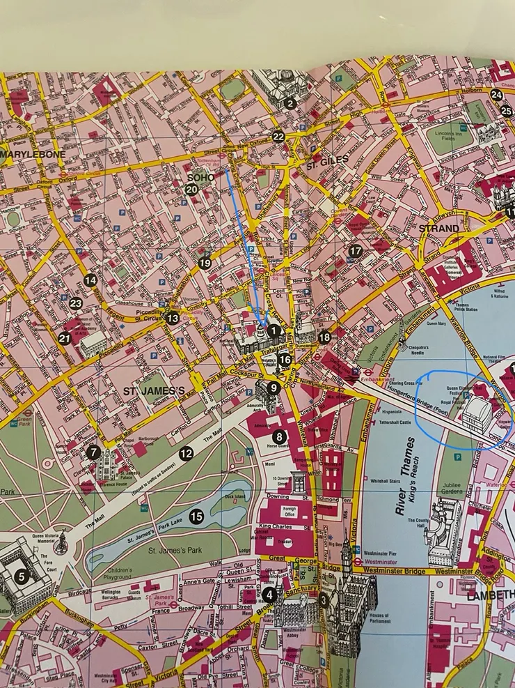 作者收藏的倫敦地圖：藍色箭線是著名書店街：Charing Cross Road/藍色圈是南岸文娛音樂中心。