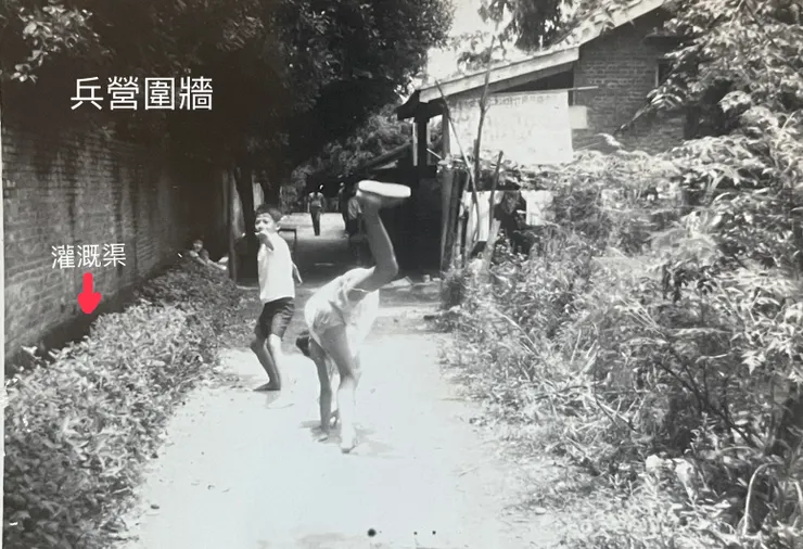 兵營圍牆旁即是灌溉渠