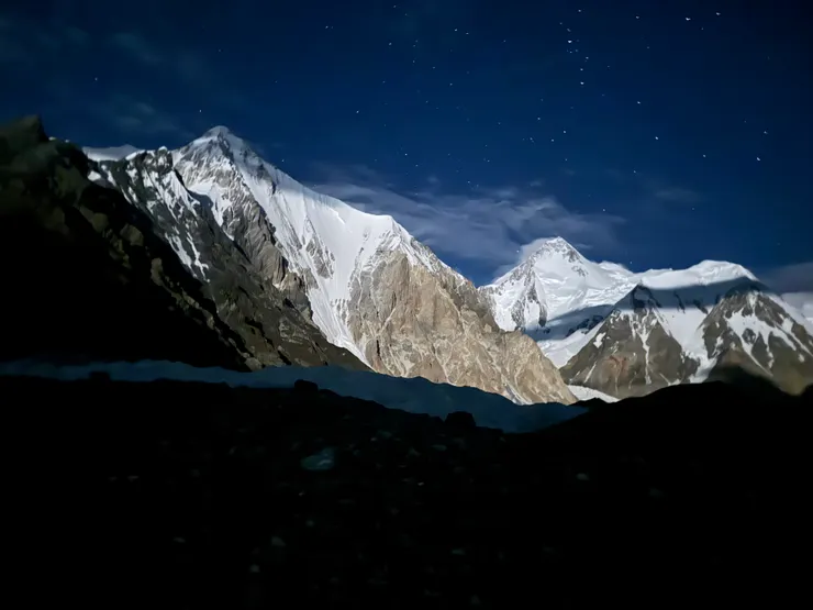 夜半的山與星。