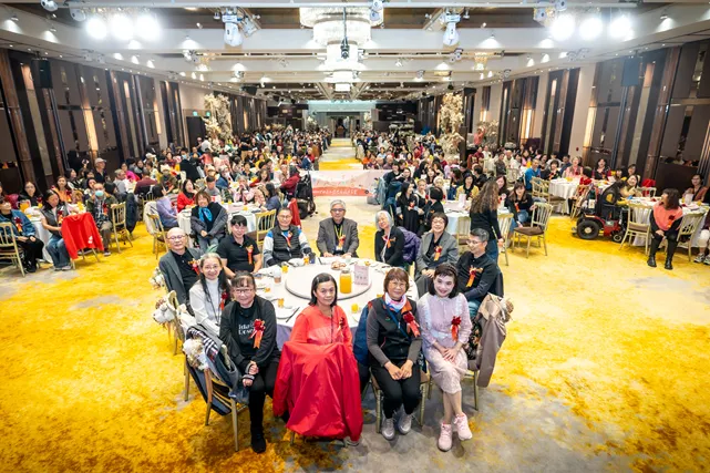 伊甸「志工感恩交流會」上，台北場志工齊聚一堂，高喊：「伊起志善！」