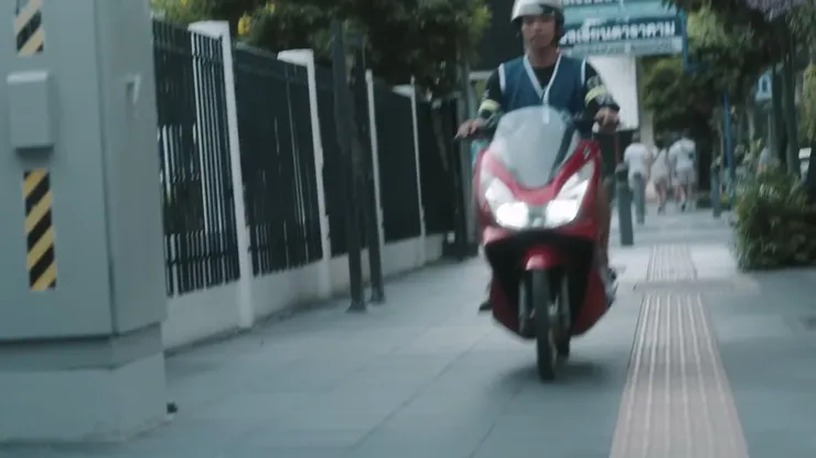 摩托車騎士竟然面不改色騎過去，煞個車好嗎？(忍不住吐嘈)