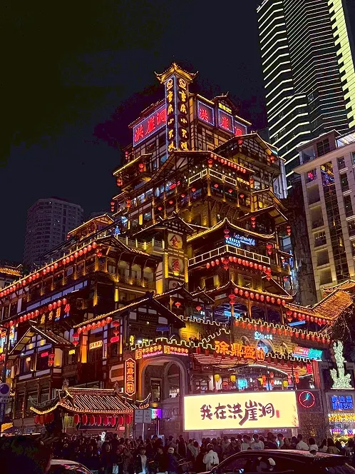 洪崖洞以獨特的山城吊腳樓建築聞名，共有11層，1樓在江邊，11樓在馬路邊，極具山城特色