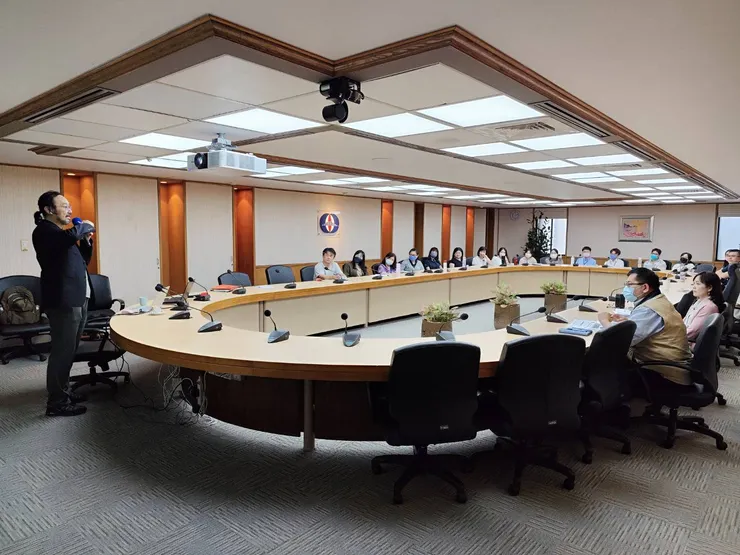 環狀會議廳,不用麥通常是聽不清發言者在說什麼的。