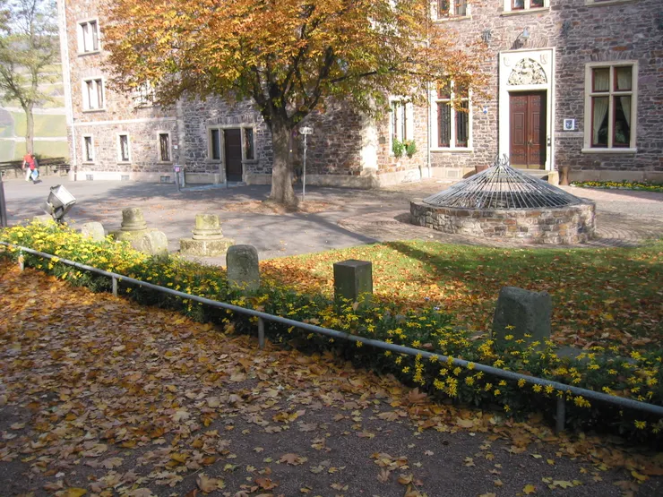 水井和內庭，那棟建築就是主殿，也是市政廳辦公室