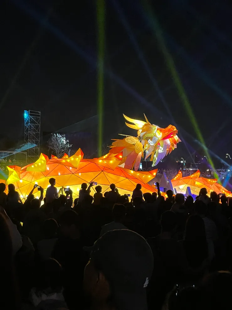 昂首吐氣的龍，還會眨眼喔