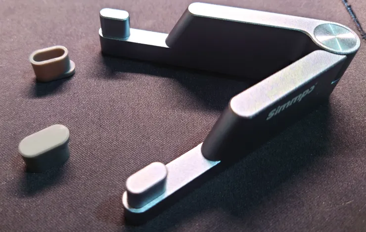 固定住機體的矽膠部件會脫落，筆者後以瞬間膠固定