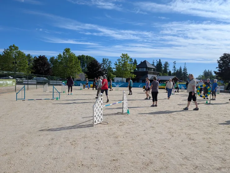 比賽前，訓犬師們在賽場上沙盤推演。依我的觀察，訓犬師應該都是狗狗的主人。