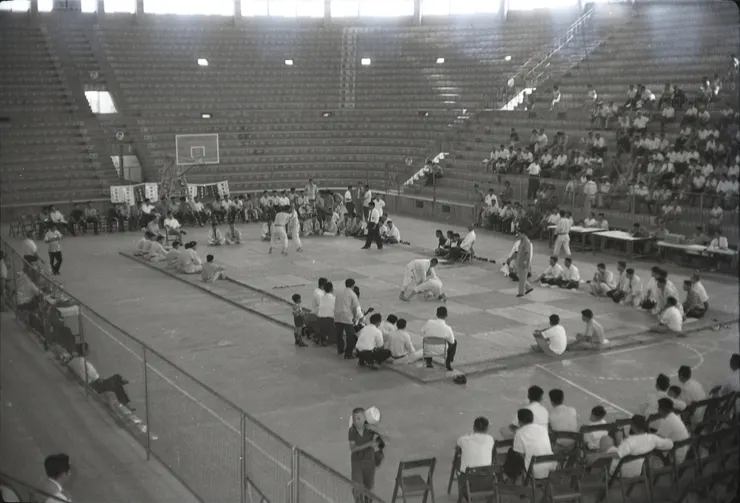 1960年代市立體育館內舉行柔道比賽之景象（©高雄市立歷史博物館）