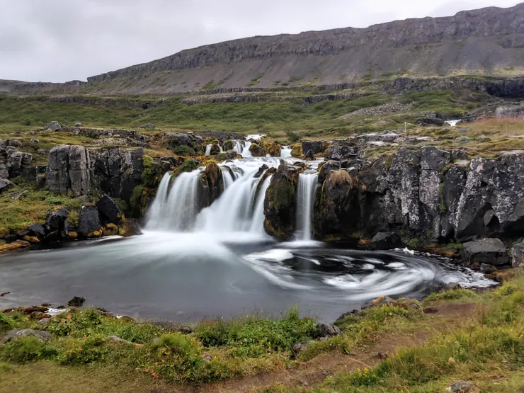 停車後看到的第一個瀑布,Bæjarfoss城市瀑布。陰雨,最大的瀑布看似也不遠,先來玩玩手機特效!