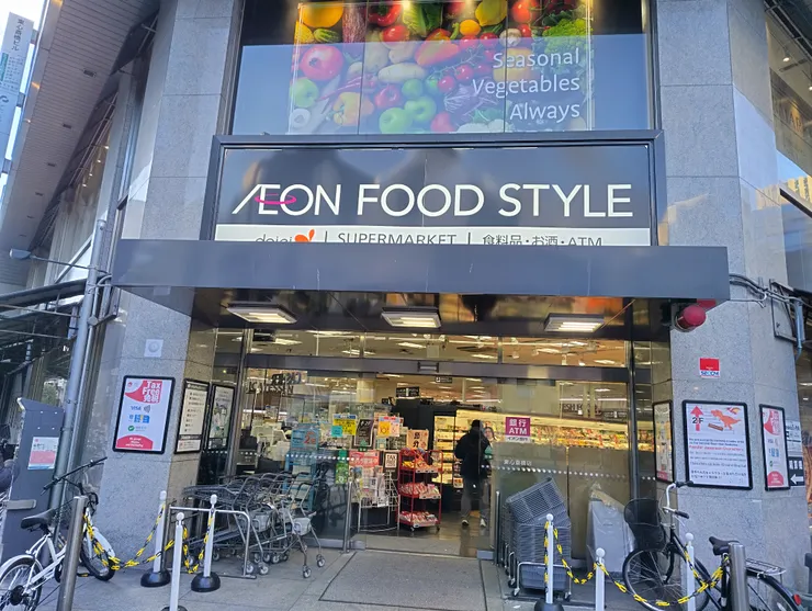 飯店附近的人潮洶湧的超市