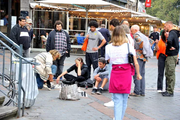 【吃飽後繼續漫遊，在大廣場，遇見令人想起棋王的畫面。】