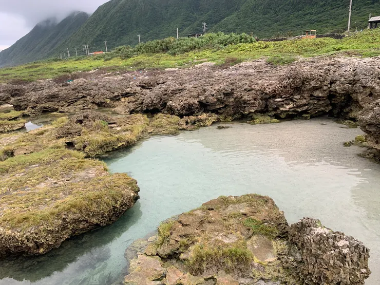野銀冷泉中天然的戲水池，深度不深且水底平穩無大石頭