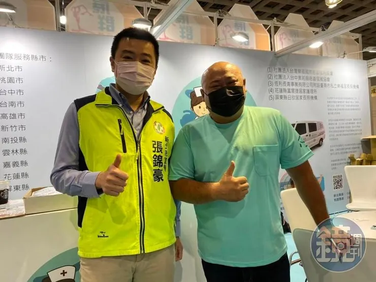 「臺灣樂福國際慈善福利協會」理事長張淞源先生(圖右)