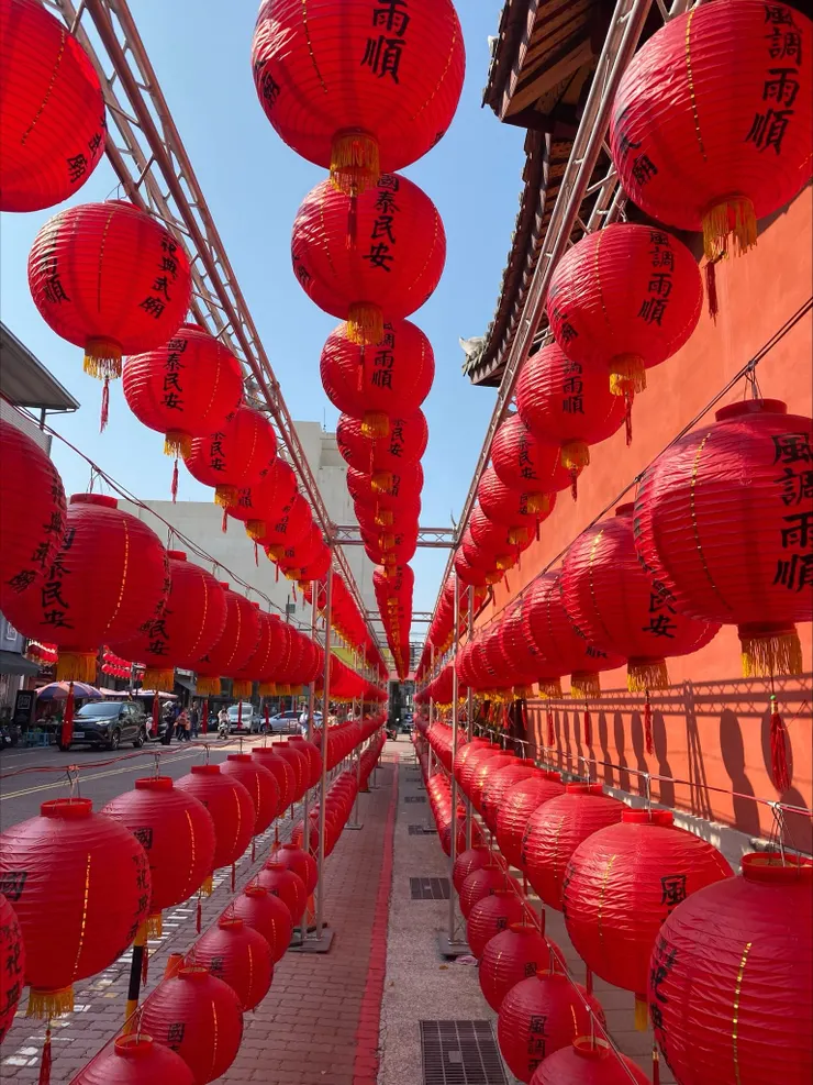 台灣祀典武廟旁的紅燈籠。(攝：抱城，2024/2/25。)