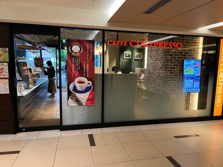 Caffè Ciao Presso內側門是通往近鉄名店街，另一側門可以通往八条通。