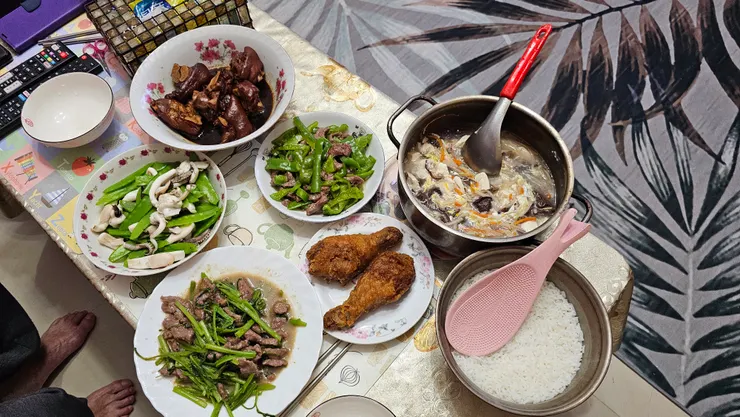 周五晚上老媽煮的晚餐超豐盛超好吃!