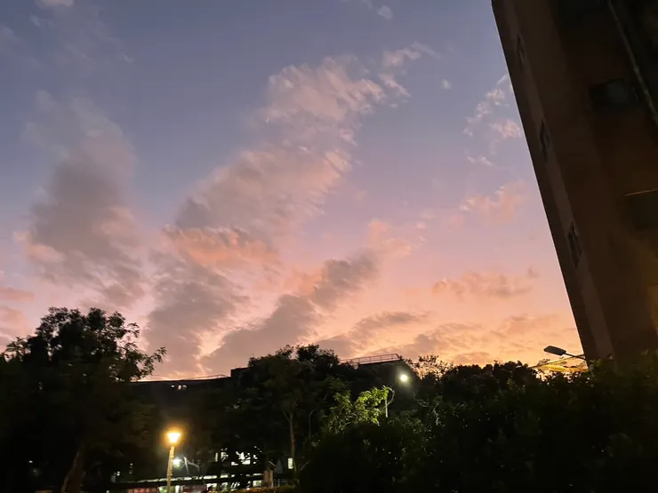 傍晚的學校附近