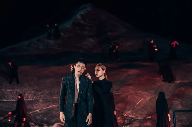 《百年孤寂》劇照，照片中演員為林哲熹與梅若穎