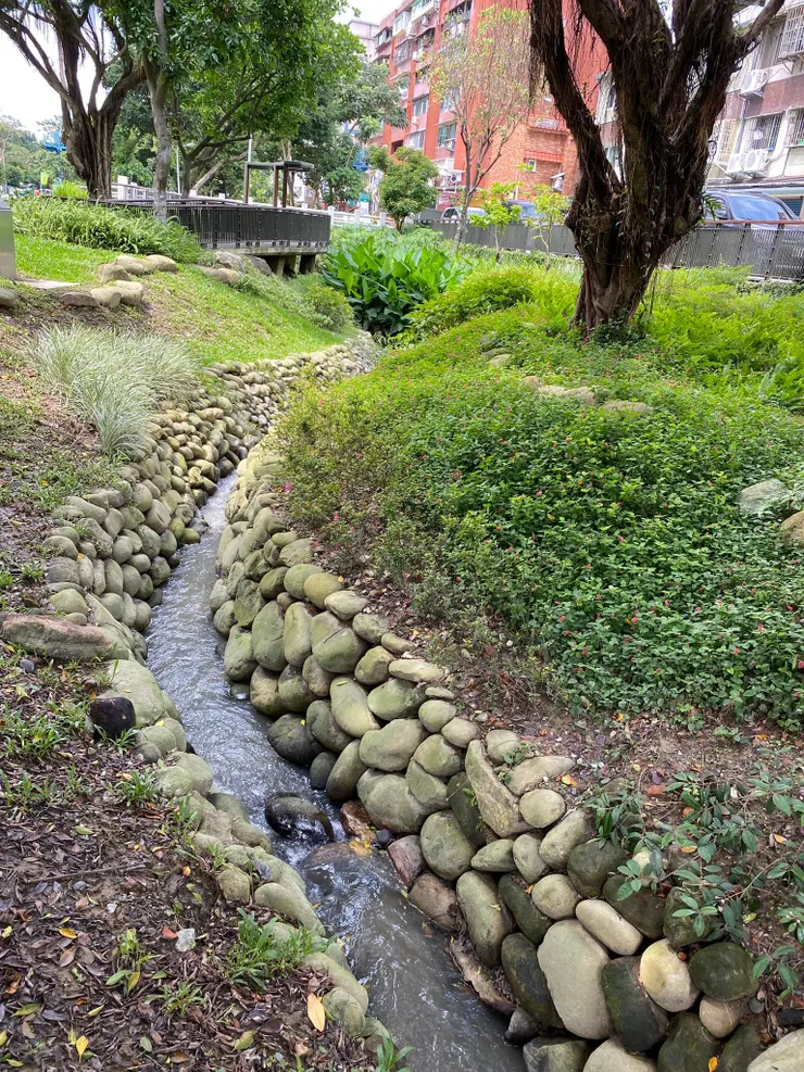 萬和一號公園可見水流