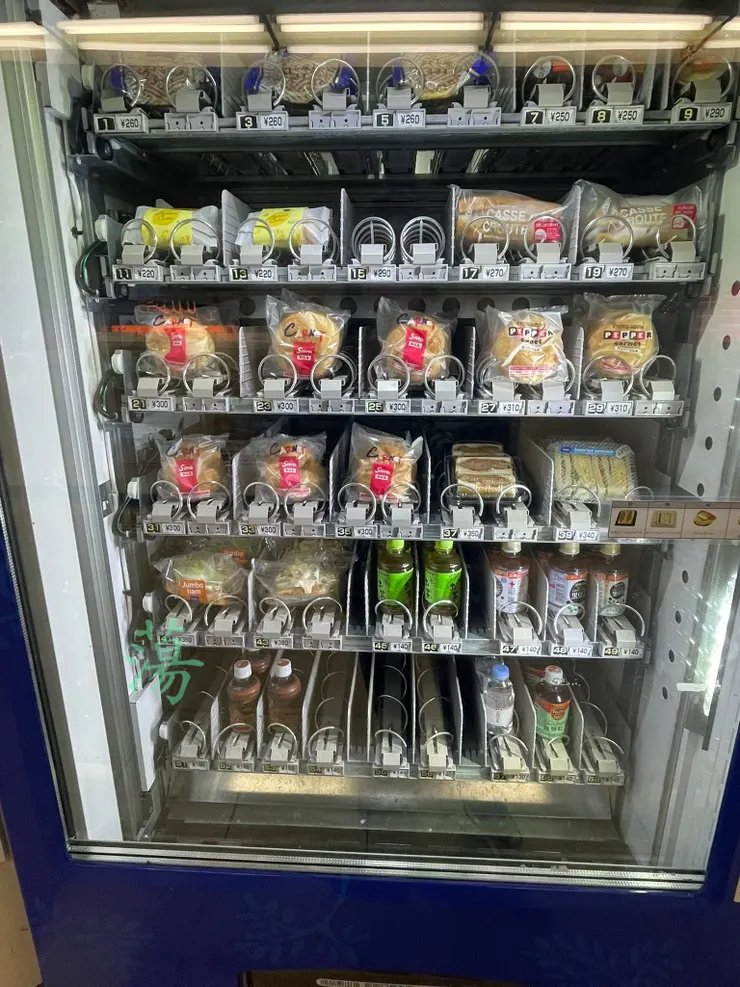 地下鐵四条站月台有志津屋的麵包販賣機。