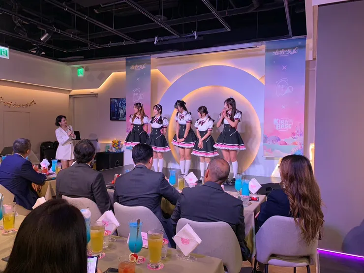 主持人特邀英文流利的簡立喆主播並現場請動漫偶像真人演出。(圖/KIRABASE提供)