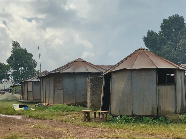 某類公職人員的家庭宿舍,要使用公共浴廁廚房。