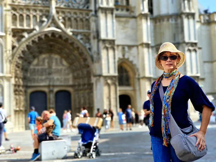 【聖母大教堂前留影】